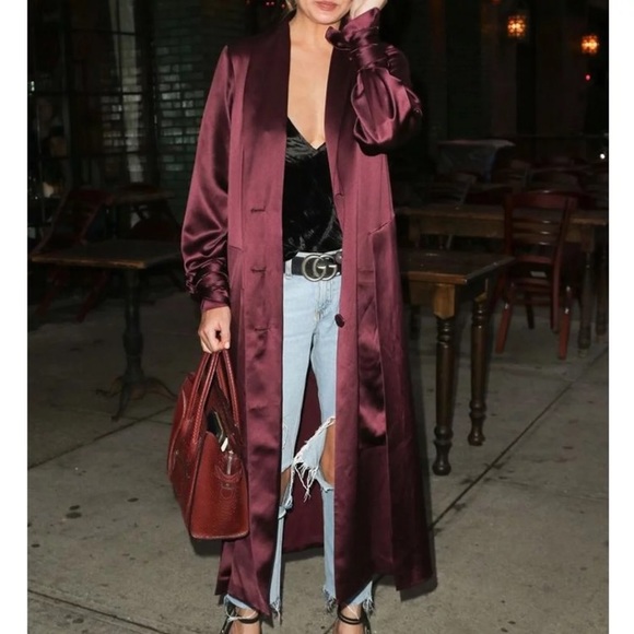 Intimate by Flora Other - Vintage embroidered duster satin-like 🌹